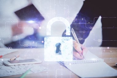 Arka planda not alan insanları iki kez kilide maruz bırakmış. Güvenlik kavramı