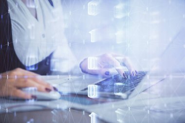 Bilgisayar ve veri temalı hologram çizimleri üzerinde çalışan kadın ellerine çok fazla maruz kalma. Teknoloji kavramı.