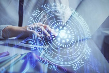 Bilgisayar ve veri temalı hologram çizimleri üzerinde çalışan kadın ellerine çok fazla maruz kalma. Teknoloji kavramı.