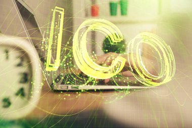 Bilgisayarda ve kripto piyasa temalı hologram çizimlerinde kadın elinin çifte pozu. Engelleme zinciri kavramı.