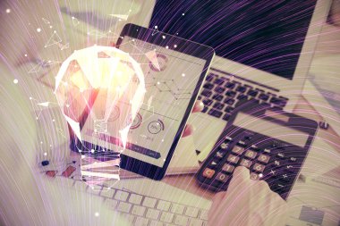 Dijital bir cihaz ve ampul hologram çizimi kullanarak erkeklerin ellerini tutarken çift pozlama. Fikir kavramı.