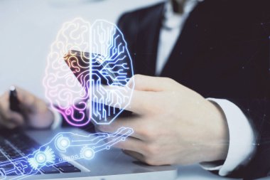 Erkeklerin el ele tutuşup dijital bir cihaz ve beyin hologramı çizimleri kullanırken çift pozlama. Veri kavramı.