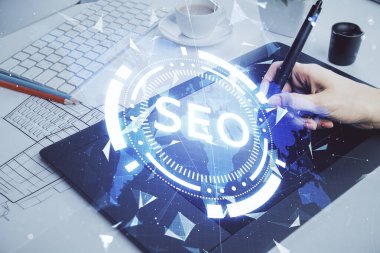 SEO 'nun robot resmini ve cep telefonu kullanan kadını iki kez gösteriyor..