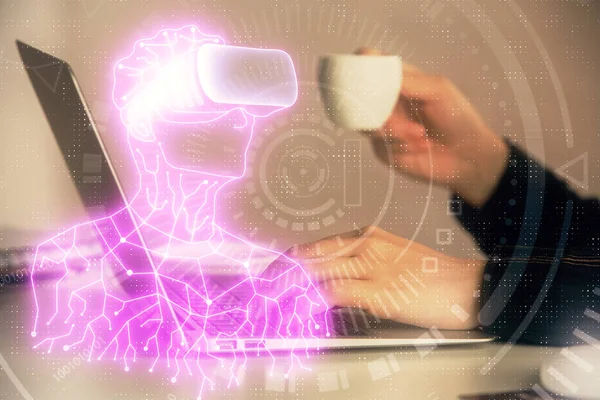 Double exposition des mains de la femme tapant sur l'ordinateur et l'homme dans le dessin de lunettes AR. Concept d'éducation. — Photo