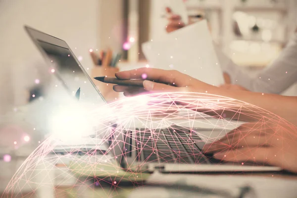 Kadın elinin bilgisayar ve sosyal ağ temalı hologram çizimlerinde çifte pozlama. Halk medyası kavramı.