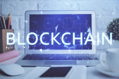 Engelleme zincirine ve kripto ekonomi temalı holograma ve bilgisayar arkaplanlı masaya çoklu maruz kalma. Bitcoin kripto para kavramı.