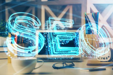 Bilgisayar ve seo çizim hologramı olan bir masanın çifte görüntüsü. Arama optimizasyon kavramı.