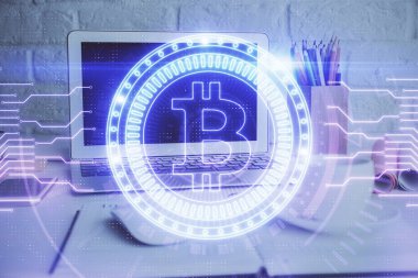 Engelleme zincirine ve kripto ekonomi temalı holograma ve bilgisayar arkaplanlı masaya çoklu maruz kalma. Bitcoin kripto para kavramı.