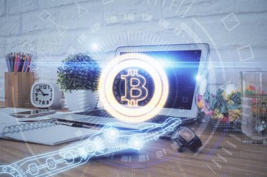 Engelleme zincirine ve kripto ekonomi temalı holograma ve bilgisayar arkaplanlı masaya çoklu maruz kalma. Bitcoin kripto para kavramı.