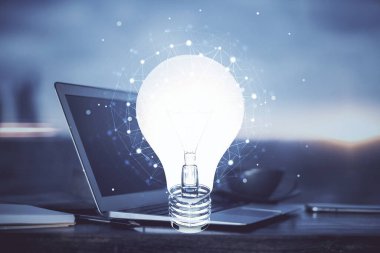 Bilgisayar ofisinde ampul simgesi hologramıyla birlikte. Çoklu maruz kalma. Fikir kavramı.