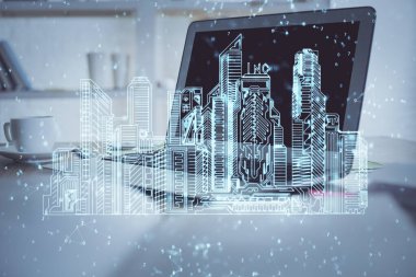 Ofisteki masaüstü bilgisayar geçmişi ve büyük kasaba binaları hologram çizimi. Çifte maruziyet. Akıllı şehir konsepti.