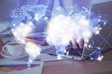 Kripto para tema hologramı arka planda bilgisayar üzerinde çalışan işadamı ile. Blockchain kavramı. Çift pozlama.