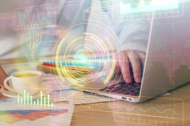 Veri temalı hologramın arka planda bilgisayarla çalışan bir adam tarafından çifte maruz bırakılması. Yenilik kavramı.