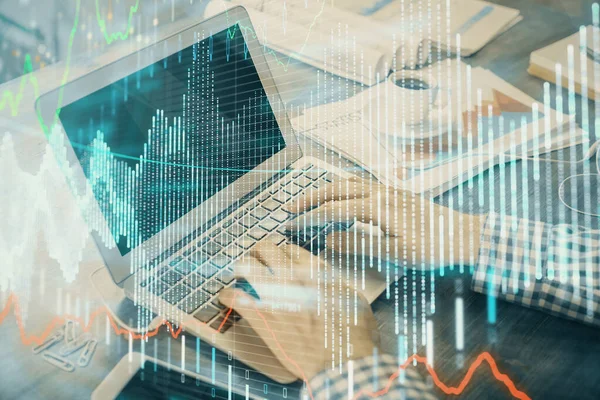 Doble exposición del gráfico de divisas con el hombre que trabaja en la computadora en el fondo. Concepto de análisis de mercado . —  Fotos de Stock