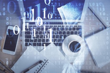 Bilgisayarla üst görünüm çalışma masası arka planında veri temasının çoklu pozlanması hologramı çiziyor. Teknoloji kavramı.