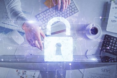 Klavyeye yazı yazan ve hologram çizimini kilitleyen bir adamın eline çok kez maruz kalmış. Üst Manzara. Teknoloji konsepti.