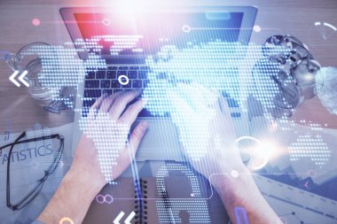 Erkeklerin ellerinin bilgisayar klavyesini ve dünya haritası hologramını yazarken çoklu pozlama. Üst Manzara. Teknoloji konsepti.