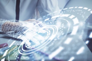 Bilgisayar ve veri temalı hologram çizimleri üzerinde çalışan kadın ellerine çok fazla maruz kalma. Teknoloji kavramı.