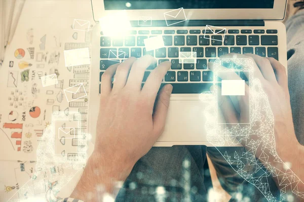 Doble exposición de manos mans tecleando sobre el teclado de la computadora y volando envolver dibujo holograma. Vista superior. concepto de correo electrónico . —  Fotos de Stock