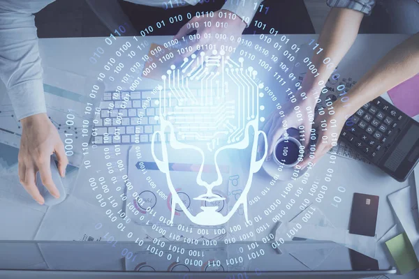 Kadın ve erkeğin birlikte çalışması ve insan beyin hologramı çizimi. Beyin fırtınası konsepti. Bilgisayar arkaplanı. Üst Görünüm.