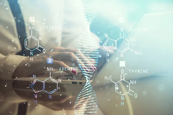 Dupla exposição das mãos da mulher digitando no computador e desenho do holograma de DNA. Conceito de educação médica . — Fotografia de Stock