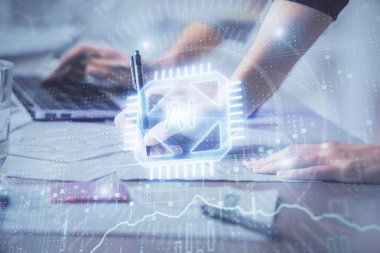 Bilgisayar ve veri temalı hologram çizimlerinde çalışan kadın elleri çift pozlama. Teknoloji kavramı.