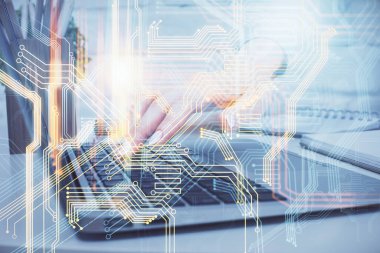 Bilgisayar ve dünya haritası çizimleri üzerinde çalışan kadın elleri çift pozlama. Uluslararası teknoloji sektörü konsepti.