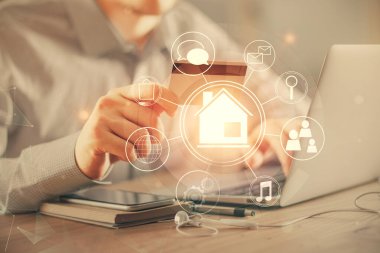 Elinde kredi kartı ve şehir çizimi olan bir adamın ellerine iki kez maruz kalmış. Modern şehir ve E-ticaret çevrimiçi ücret konsepti.