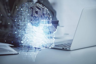 Kredi kartı ve beyin hologramı çizimi tutan bir kadının online alışverişine iki kez maruz kalışı. Veri E-ticaret kavramı.