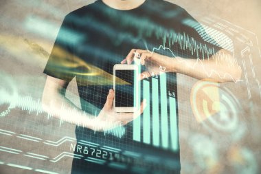 Erkeklerin el ele tutuşup dijital bir cihaz ve teknik temalı hologram çizimi kullanırken çift pozlama. Teknoloji konsepti.