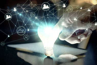 Dijital bir cihaz ve ampul hologram çizimi kullanarak erkeklerin ellerini tutarken çift pozlama. Fikir kavramı.