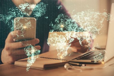 Bir erkeğin elini tutarken ve telefon ve sosyal ağ teması kullanırken çift pozlama.