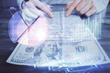Forx grafiği, hologram, Amerikan dolarları ve insan eli çizimleri. Teknik Analiz kavramı.