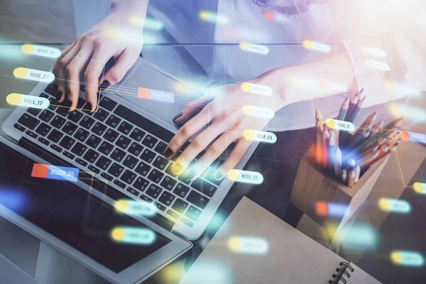 Doble exposición de las manos de las mujeres que trabajan en la computadora y el tema de datos holograma dibujo. Concepto técnico. —  Fotos de Stock