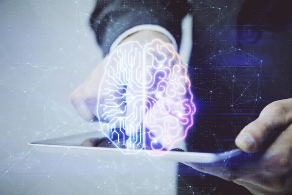 Erkeklerin el ele tutuşup dijital bir cihaz ve beyin hologramı çizimleri kullanırken çift pozlama. Veri kavramı. — Stok fotoğraf