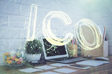 Engelleme zincirine ve kripto ekonomi temalı holograma ve bilgisayar arkaplanlı masaya çoklu maruz kalma. Bitcoin kripto para kavramı.