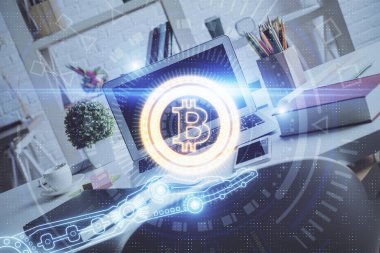 Engelleme zincirine ve kripto ekonomi temalı holograma ve bilgisayar arkaplanlı masaya çoklu maruz kalma. Bitcoin kripto para kavramı.