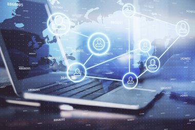 Sosyal ağ hologramıyla birlikte bilgisayar masaüstünde. Çoklu maruz kalma. Uluslararası insan ilişkileri kavramı.