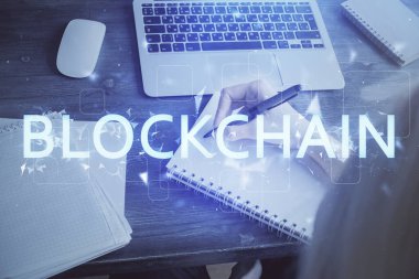 Kripto para birimi hologramı, notlar alan ellerin üzerinde arka plan. Blockchain kavramı. Çoklu pozlama