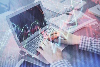 Arka planda bilgisayarda çalışan bir adamla ön x grafiğine iki kez maruz kalıyoruz. Pazar analizi kavramı.