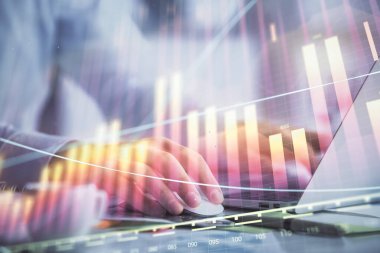 Arka planda bilgisayarda çalışan bir adamla ön x grafiğine iki kez maruz kalıyoruz. Pazar analizi kavramı.