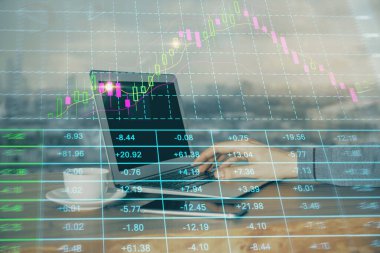 Arka planda ofiste bilgisayarda işadamı yazarak stok grafik çift pozlama. Zor iş kavramı.