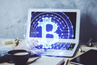 Kripto para tema hologramı arka planda bilgisayar üzerinde çalışan işadamı ile. Blockchain kavramı. Çift pozlama.