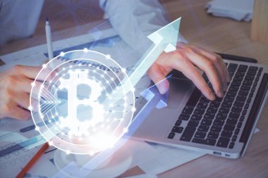 Kripto para tema hologramı arka planda bilgisayar üzerinde çalışan işadamı ile. Blockchain kavramı. Çift pozlama.