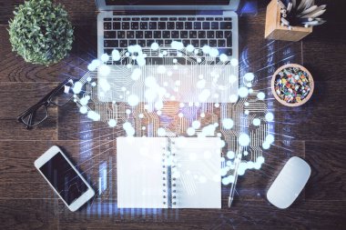 Üst görünüm çalışma masası arka planında bilgisayarla hologram çizerken çifte maruz kalma. Büyük veri kavramı.