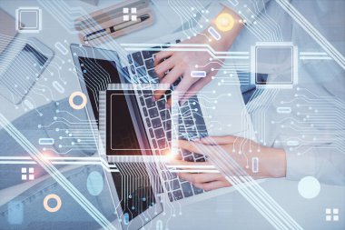 Bilgisayar ve veri temalı hologram çizimlerinde çalışan kadın elleri çift pozlama. Üst Manzara. Teknoloji konsepti.