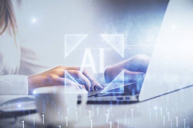 Bilgisayar ve veri temalı hologram çizimleri üzerinde çalışan kadın ellerine çok fazla maruz kalma. Teknoloji kavramı.