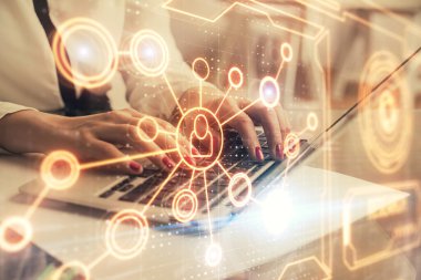 Kadın elinin bilgisayar ve sosyal ağ temalı hologram çizimlerinde çifte pozlama. Halk medyası kavramı.