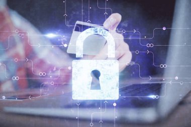 Elinde kredi kartı ve kilit çizimi olan bir adamın ellerine iki kez maruz kalmış. E-ticaret ve teknoloji güvenlik kavramı.