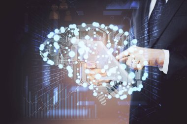 Erkeklerin el ele tutuşup dijital bir cihaz ve beyin hologramı çizimleri kullanırken çift pozlama. Veri kavramı.